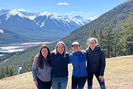Katelyn Ceh, Aerin Jacob, Émilie Brien et Marie-Andrée Tougas-Tellier, membres du personnel de CNC, en excursion au parc national Banff (Alb.). (Avec la permission d’Aerin Jacob/CNC)